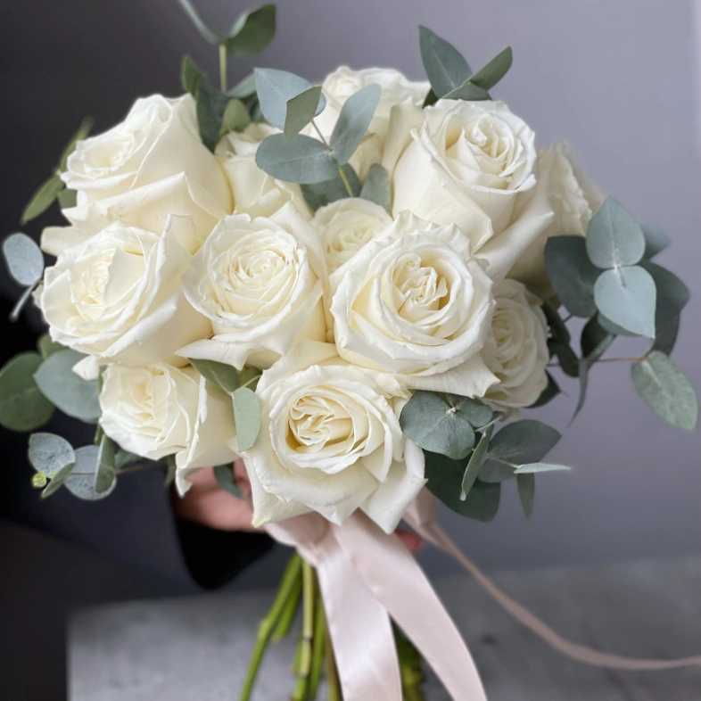 Букет из белых роз «Плая Бланка» с эвкалиптом 25