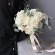 Букет из белых роз «Плая Бланка» с эвкалиптом 25 2