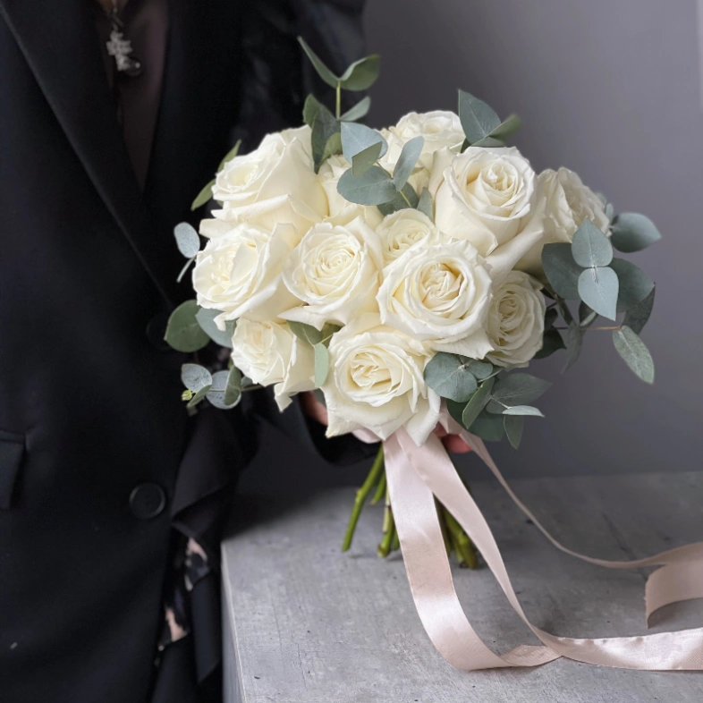 Букет из белых роз «Плая Бланка» с эвкалиптом 25