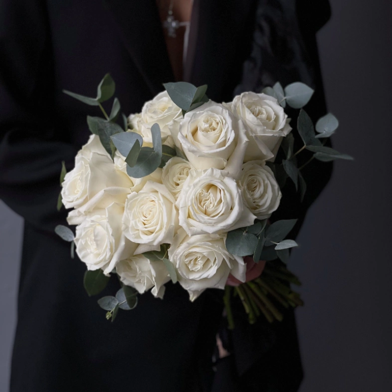 Букет из белых роз «Плая Бланка» с эвкалиптом 25