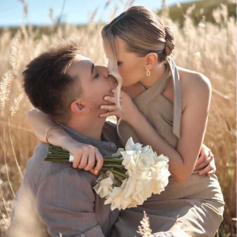 Букет невесты с белыми розами каскад 