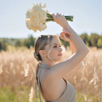 Букет невесты с белыми розами каскад 