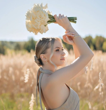 Букет невесты с белыми розами каскад 