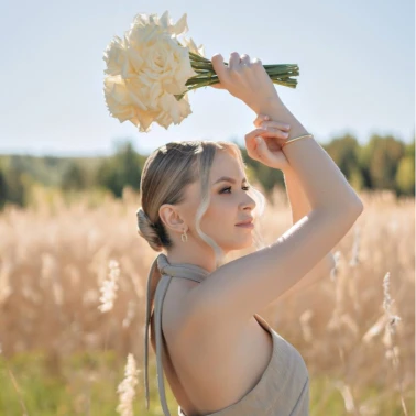 Букет невесты с белыми розами каскад 