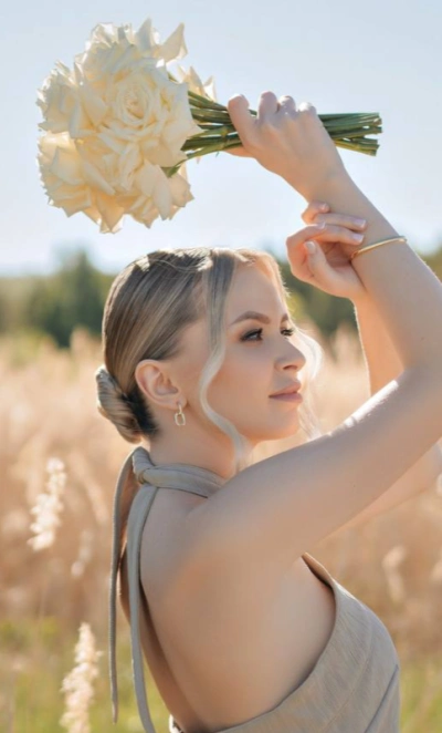 Букет невесты с белыми розами каскад 