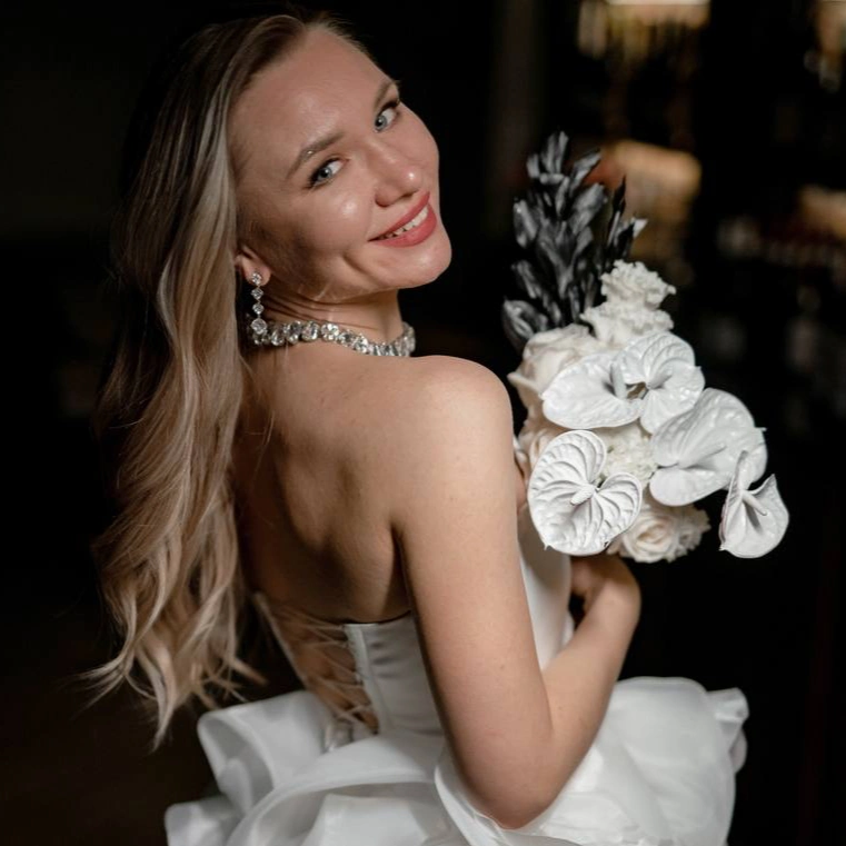 Букет с антуриумами и розами «With&Black»