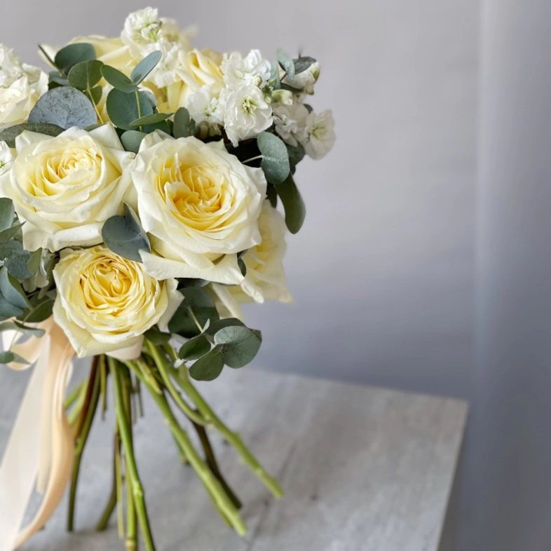 Пионовидные розы с маттиолой, зеленью 