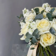 Пионовидные розы с маттиолой, зеленью  2