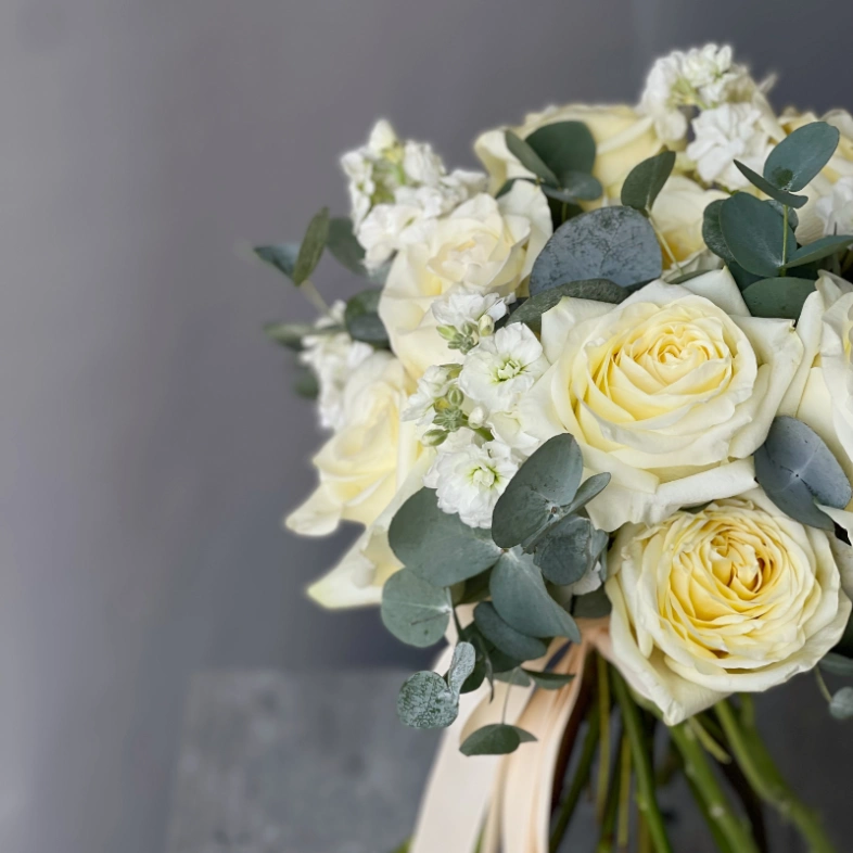 Пионовидные розы с маттиолой, зеленью 