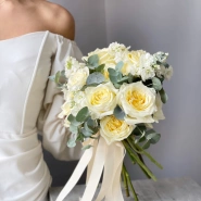 Пионовидные розы с маттиолой, зеленью  0