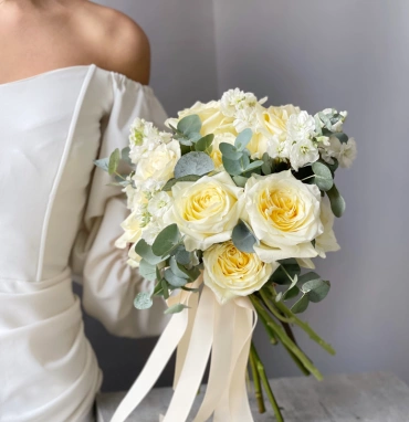 Пионовидные розы с маттиолой, зеленью 