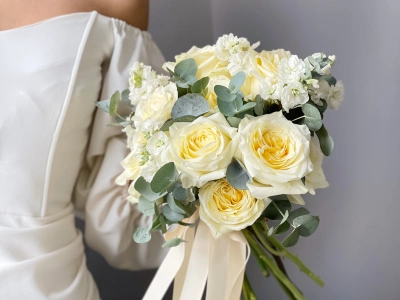 Пионовидные розы с маттиолой, зеленью 