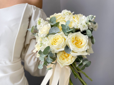 Пионовидные розы с маттиолой, зеленью 