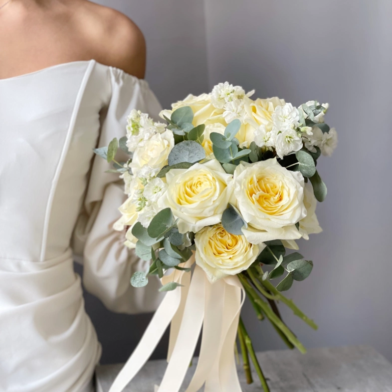 Пионовидные розы с маттиолой, зеленью 