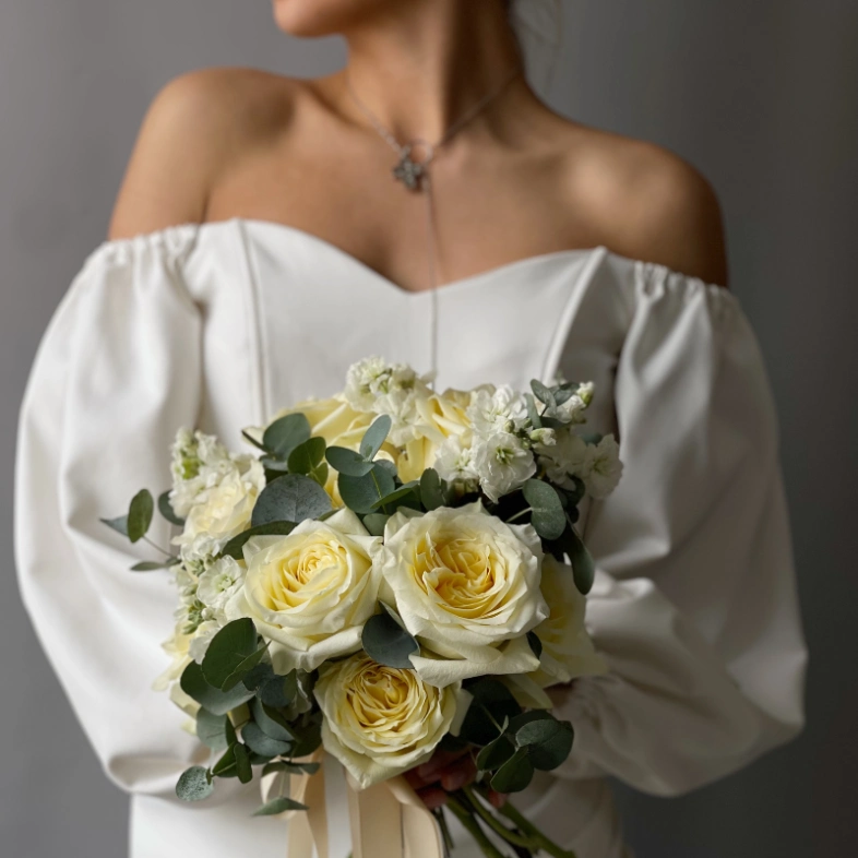 Пионовидные розы с маттиолой, зеленью 