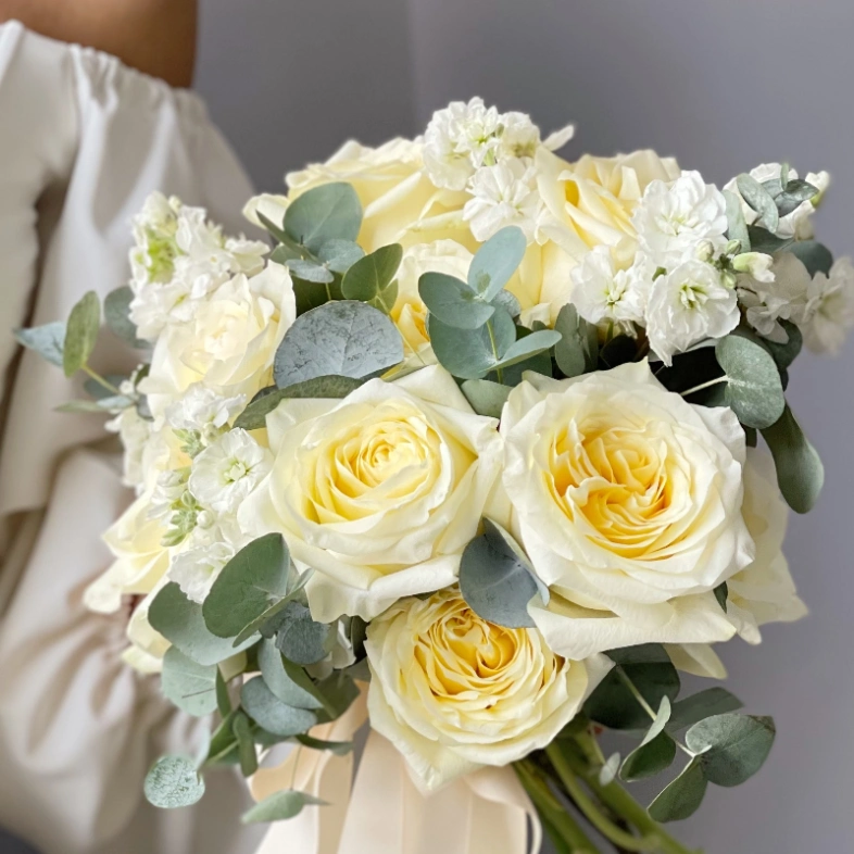 Пионовидные розы с маттиолой, зеленью 