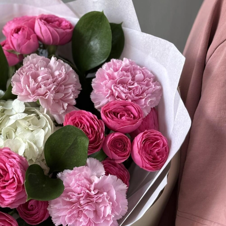 Авторский букет из кустовой розы, гортензии и диантусов