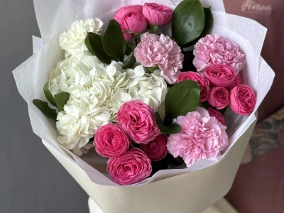 Авторский букет из кустовой розы, гортензии и диантусов