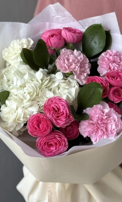 Авторский букет из кустовой розы, гортензии и диантусов
