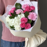 Авторский букет из кустовой розы, гортензии и диантусов 1