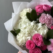 Авторский букет из кустовой розы, гортензии и диантусов 2