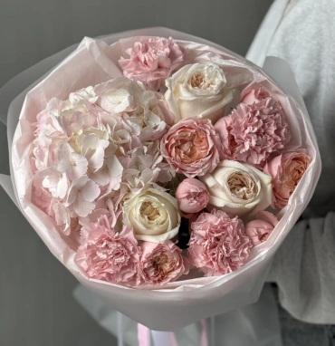 Зефирный букет с розами и гортензией