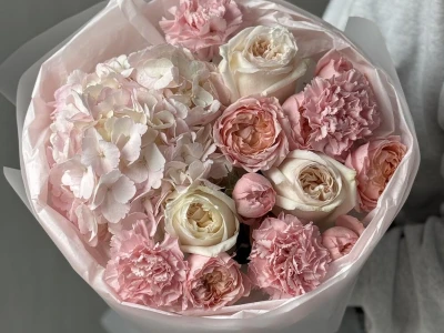 Зефирный букет с розами и гортензией