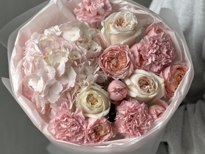 Зефирный букет с розами и гортензией