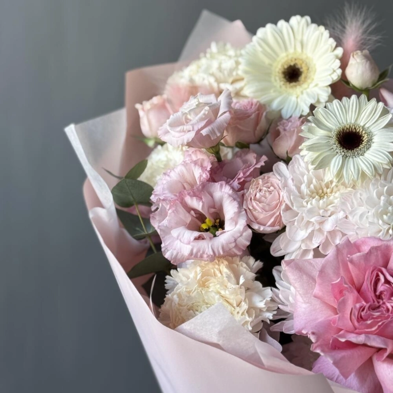 Авторский букет с гермини, хризантемой и кустовыми розами