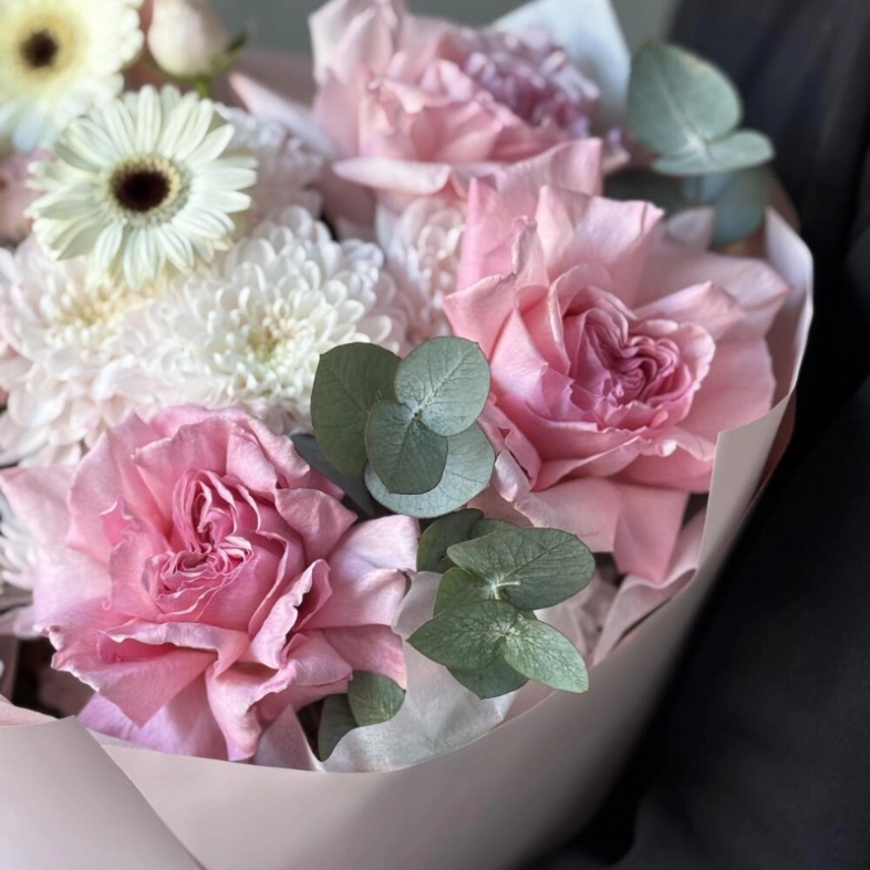 Авторский букет с гермини, хризантемой и кустовыми розами