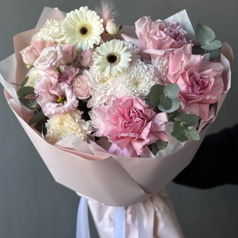 Авторский букет с гермини, хризантемой и кустовыми розами