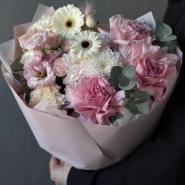 Авторский букет с гермини, хризантемой и кустовыми розами 0