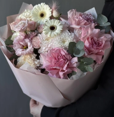 Авторский букет с гермини, хризантемой и кустовыми розами