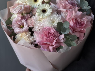Авторский букет с гермини, хризантемой и кустовыми розами