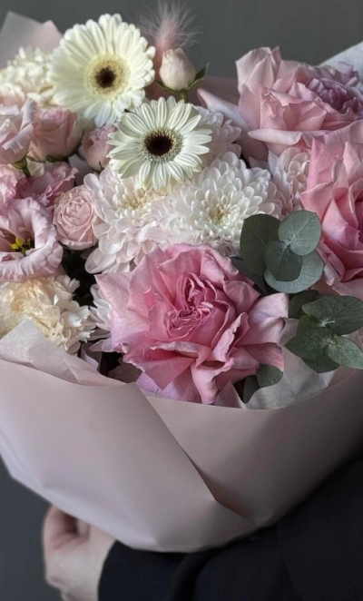 Авторский букет с гермини, хризантемой и кустовыми розами