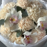 Букет из диантусов и орхидей 4