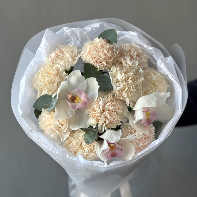 Букет из диантусов и орхидей