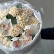 Букет из диантусов и орхидей 3