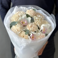 Букет из диантусов и орхидей 0