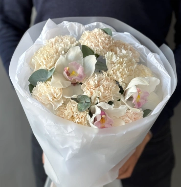 Букет из диантусов и орхидей