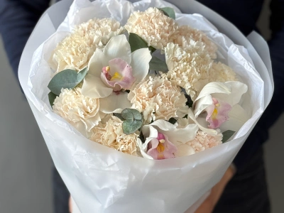 Букет из диантусов и орхидей