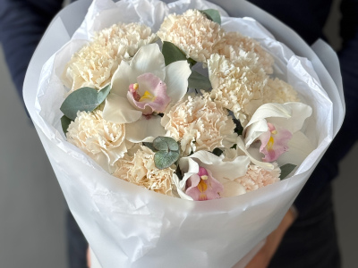 Букет из диантусов и орхидей