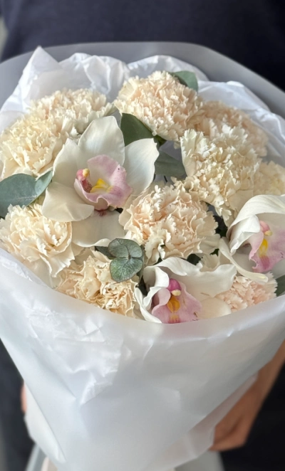 Букет из диантусов и орхидей