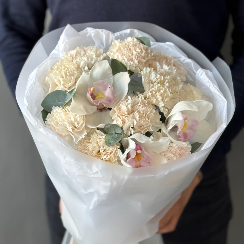 Букет из диантусов и орхидей