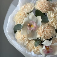 Букет из диантусов и орхидей 2