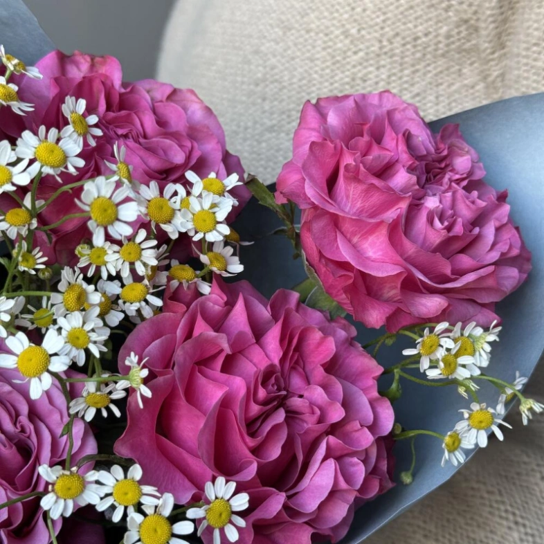 Дуо-букет из роз и ромашки