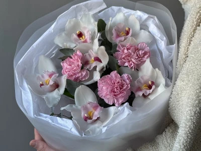 Стойкий букет из орхидей и диантусов