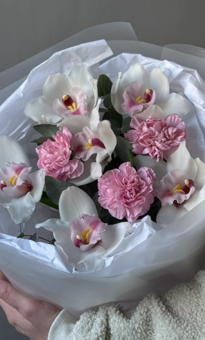 Стойкий букет из орхидей и диантусов