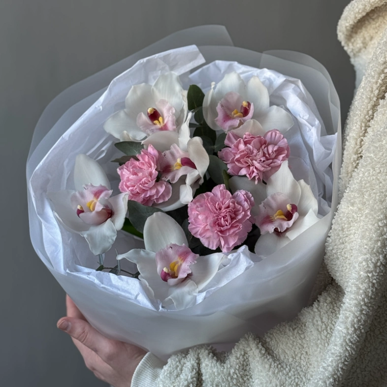 Стойкий букет из орхидей и диантусов