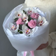 Стойкий букет из орхидей и диантусов 1